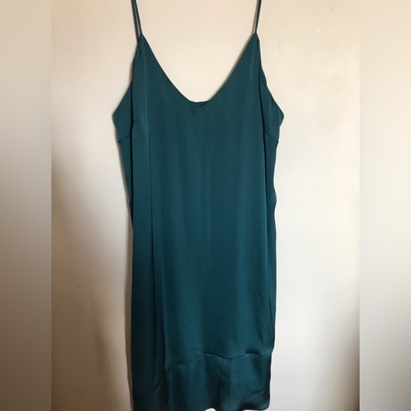 Beautiful green asymmetrical satin slip dress - Picture 4 of 8